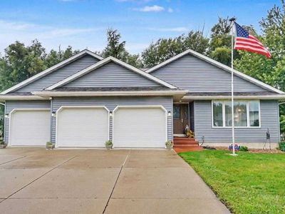Property at 811 Valley Ct, Center Point, IA
