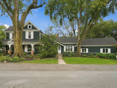 201 W 1st St