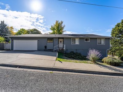 1093 NE Hillcrest Dr