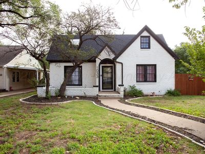 1033 Bowie St