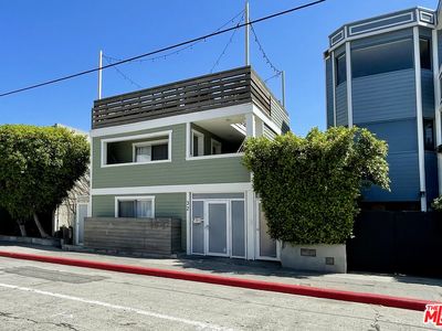 32 N Venice Blvd