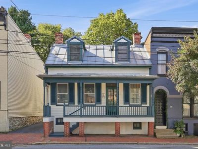 28 E 4th St