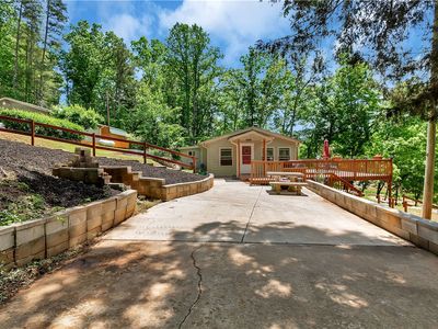 110 Lakeshore Ln