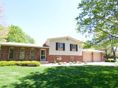 Property at 8 Hawthorne Dr, Oswego, IL