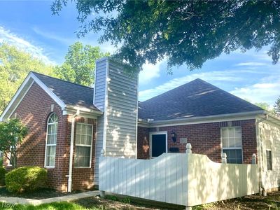 21 Stratford Green Dr APT 1