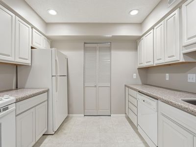 2670 Oxford St N APT 202