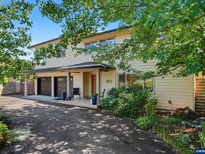 810 NW Lyman Dr