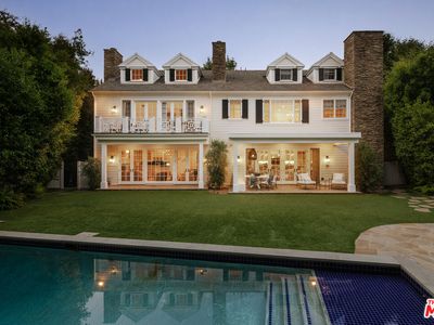 2435 Mandeville Canyon Rd