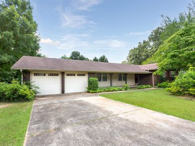 3916 Lee Dr