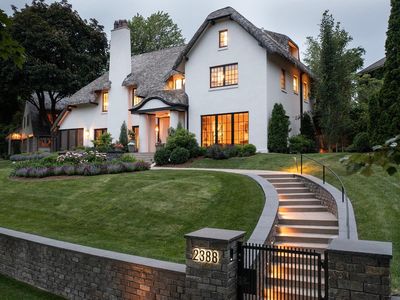 2388 W Lake Of The Isles Pkwy