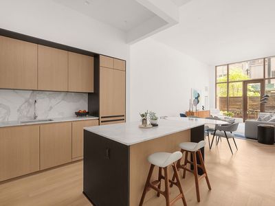 215 E 19th St APT 1D