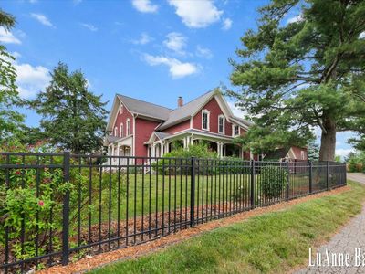 273 W Division St NE