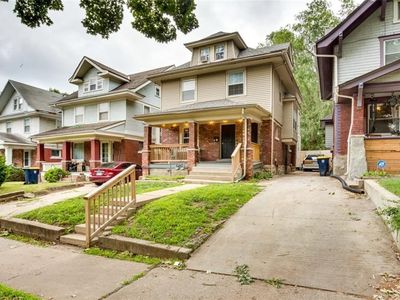 831 W 39th Ter