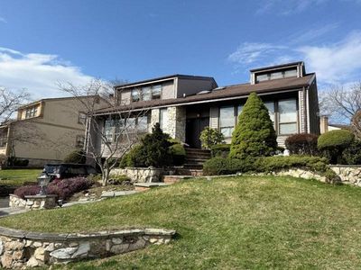 28 Crest Hollow Ln