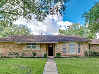 5811 Ludington Dr