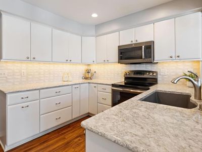 6075 Lincoln Dr APT 211
