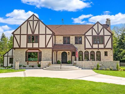 8100 North Lake DRIVE