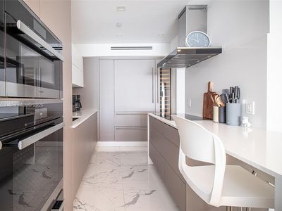 17375 Collins Ave #701