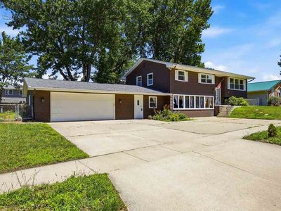 502 Crimson Dr NE