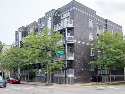 3559 W Montrose Ave #4E