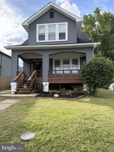 7904 Roseland Ave