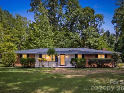 8223 Knollwood Cres