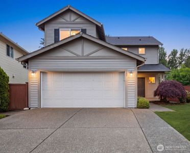 207 Edmonds Place NE