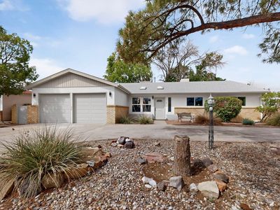 421 La Veta Dr NE