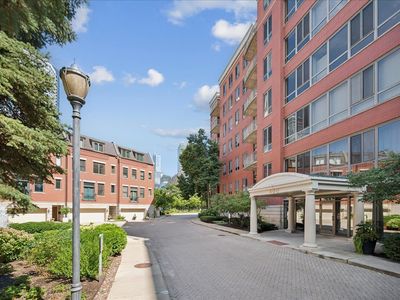 400 N Clinton St APT 207