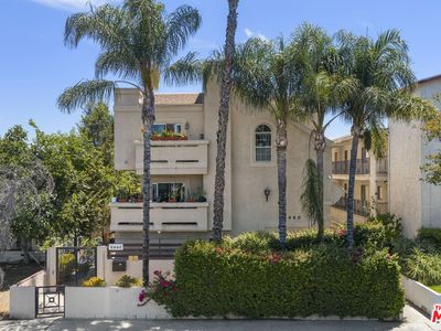 6440 Balboa Blvd
