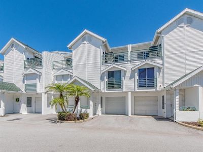 320 Island Way APT 606