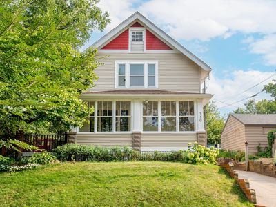 330 King St W