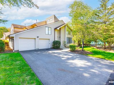 Property at 1 Bentley Dr, Franklin Lakes, NJ