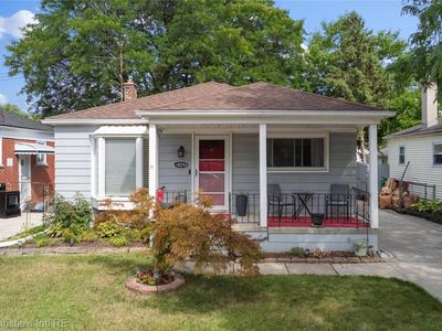 24242 Lexington Ave