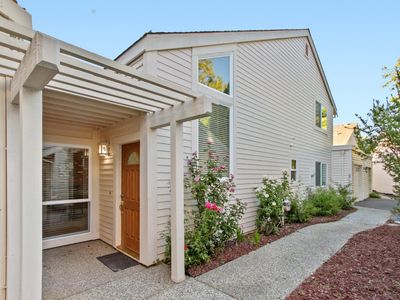 325 E 8th St APT 5