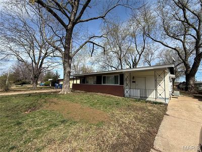 Property at 810 Loyola Dr, Florissant, MO