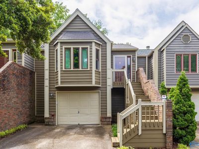 211 Knollridge Cir NE