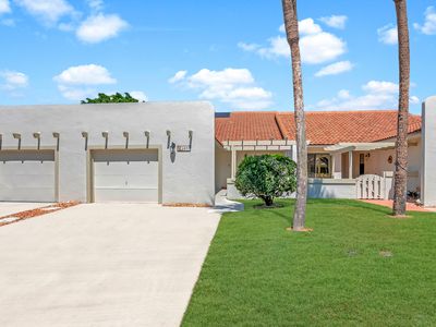 6853 Barbarossa Street