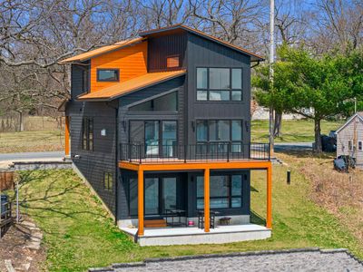 1153 E North Lake St