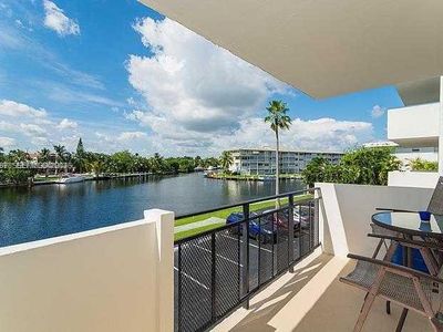 401 Golden Isles Dr APT 211