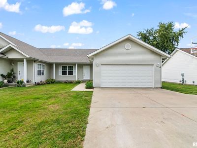 Property at 704 E Pheasant Dr, Athens, IL