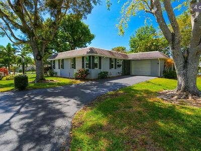 225 Georgetown Blvd