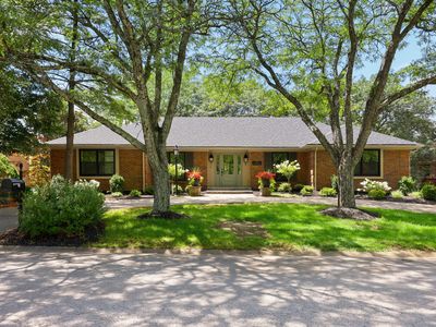 883 Edgewater Dr