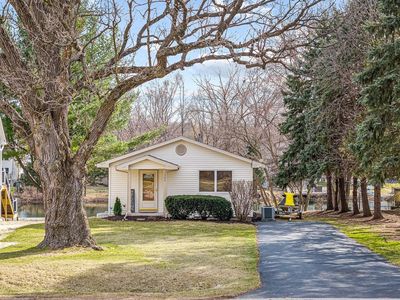 1302 Candlewick Dr NW