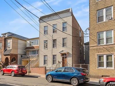 8 Manhattan Ave