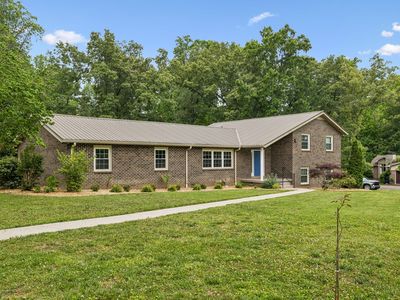 220 Lakewood Dr