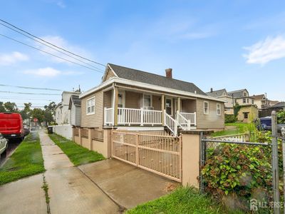 639 Johnstone St