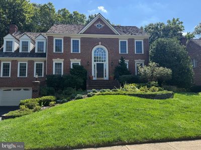 8811 Surrey Ct