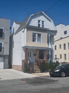 38 20Th Ave