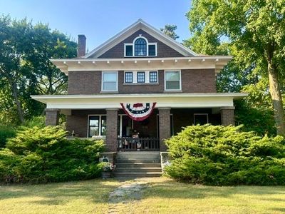 300 W Maple St